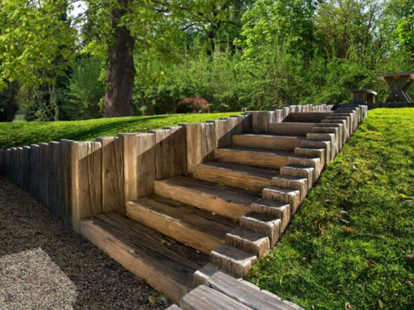 PALISADE IN ROBNIKI OKAMENELI LES, OBLAK