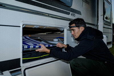 BATERIJSKA NAGLAVNA LED SVETILKA